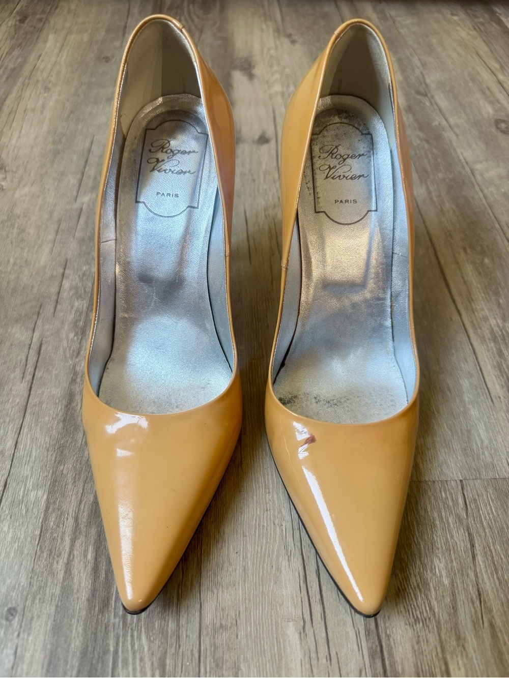 Roger Vivier Patent Leather Pointed Toe Stiletto Pumps Nude Camel EU 39